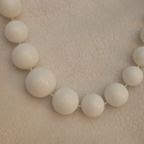 Vintage Set of Two Red and White Acrylic Graduated Beaded Necklaces - Picture 3 of 10